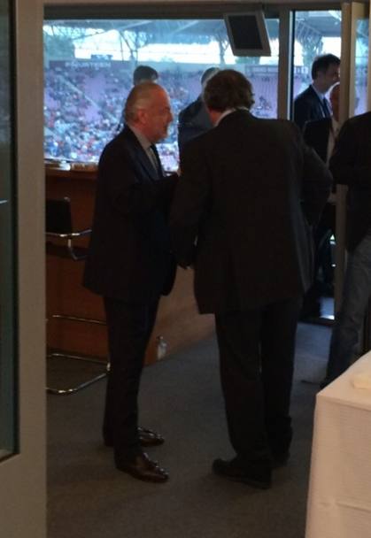 De Laurentiis si  avvicinato a Platini, l&#39;ha salutato e i due hanno chiacchierato nell&#39;area lounge dello stadio di Ginevra
